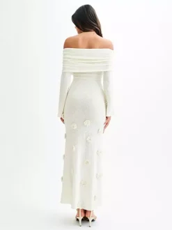 Robe de soirée blanche décontractée à fleurs manches longues et épaules dénudées ornée de fleurs.