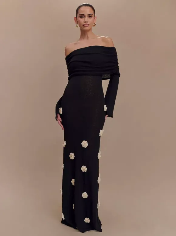 Robe de soirée blanche décontractée à fleurs manches longues et épaules dénudées ornée de fleurs.