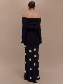 Robe de soirée blanche décontractée à fleurs manches longues et épaules dénudées ornée de fleurs.