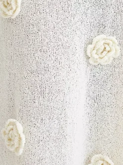 Robe de soirée blanche décontractée à fleurs manches longues et épaules dénudées ornée de fleurs.