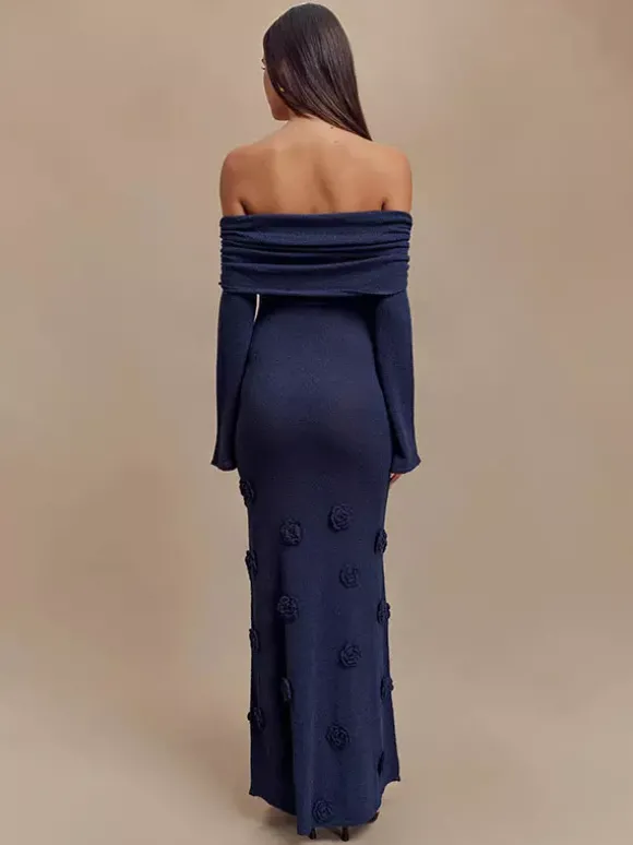 Robe de soirée blanche décontractée à fleurs manches longues et épaules dénudées ornée de fleurs.