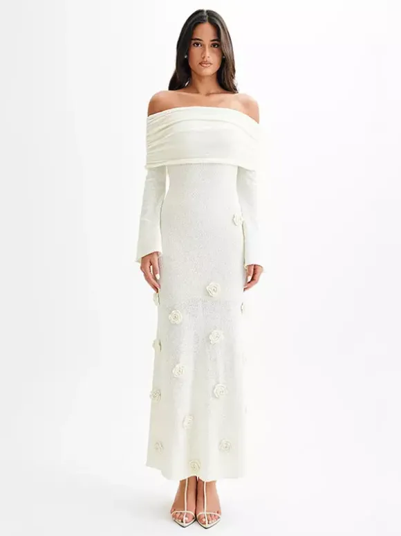 Robe de soirée blanche décontractée à fleurs manches longues et épaules dénudées ornée de fleurs.