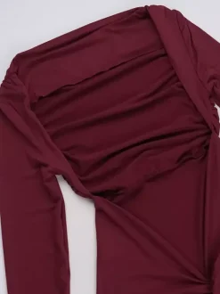 Robe de soirée bordeaux à manches longues épaules dénudées et dos nu