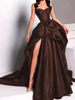 Robe de soirée bustier en satin avec traîne et jupe à bretelles