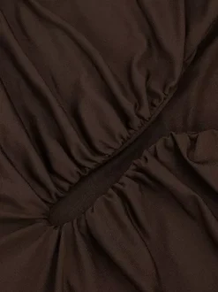 Robe de soirée courte marron asymétrique plissée dos nu sexy et semi-formelle