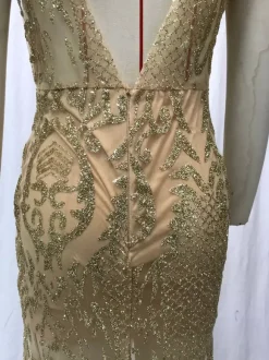 Robe de soirée dorée à col en V en dentelle sans manches coupe cintrée élégante et semi-formelle