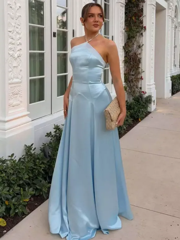 Robe de soirée longue bleu ciel clair à strass dos nu satin fluide et sexy style semi-formel