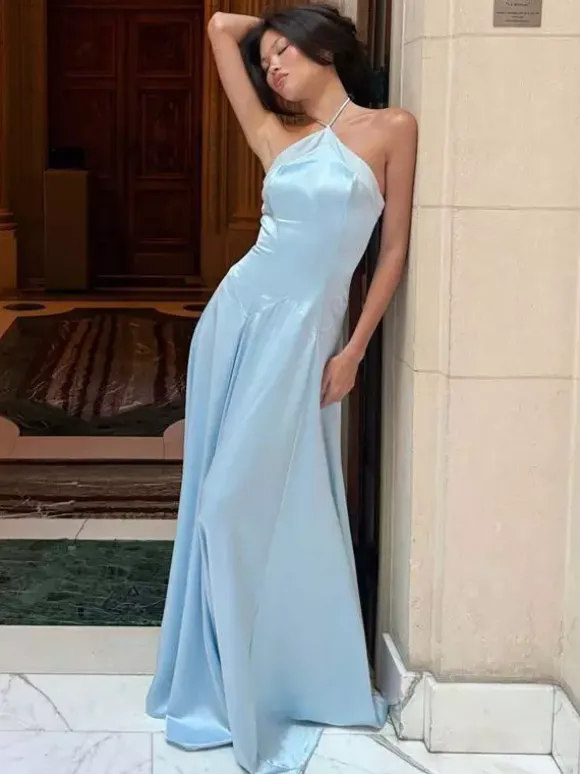 Robe de soirée longue bleu ciel clair à strass dos nu satin fluide et sexy style semi-formel