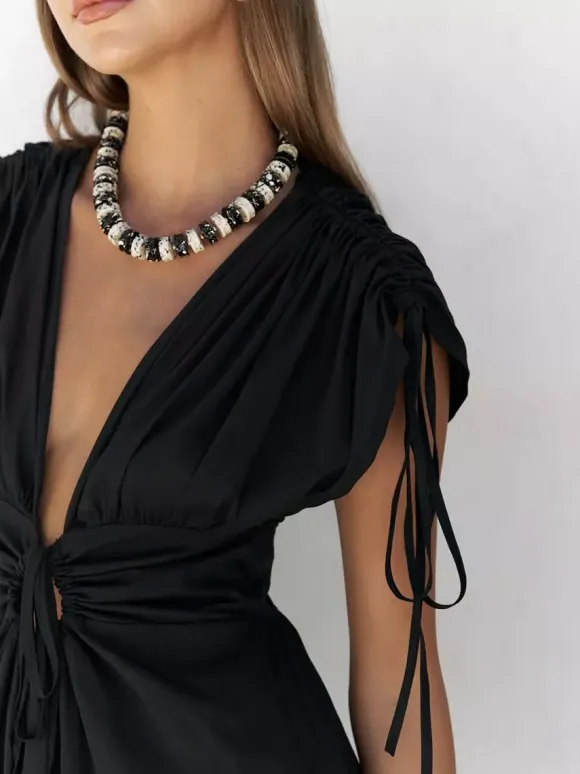 Robe de soirée longue à col en V profond et taille cordon de serrage dos nu et manches courtes style fluide idéale pour les vacances.