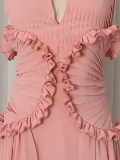 Robe de soirée longue maxi fluide à volants col halter et col V sans manches plissée et à col V idéale pour les mariages.