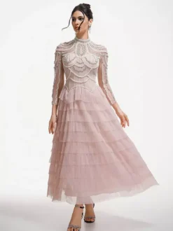 Robe de soirée longue rose à col montant manches longues perlées et manches évasées superposées style chic semi-formel