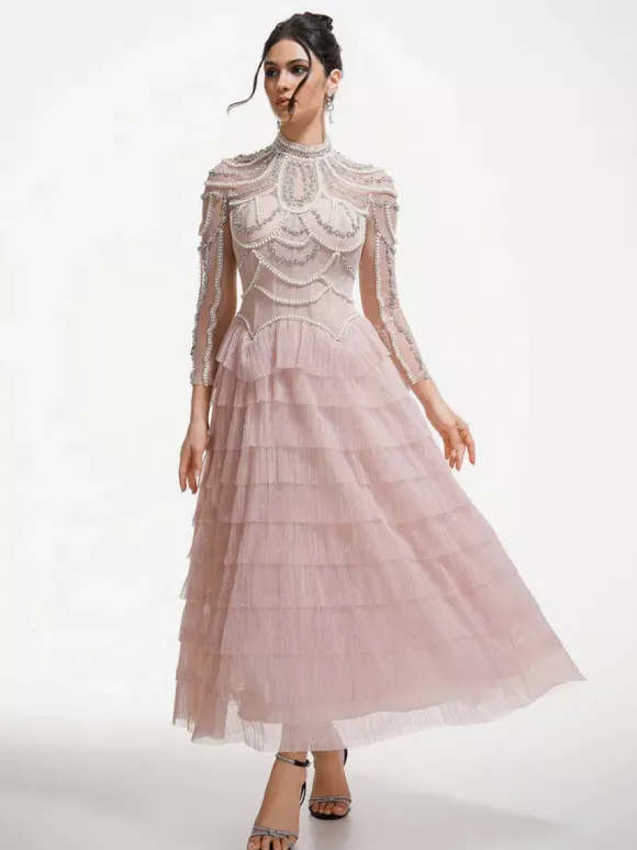 Robe de soirée longue rose à col montant manches longues perlées et manches évasées superposées style chic semi-formel