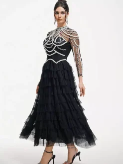 Robe de soirée longue rose à col montant manches longues perlées et manches évasées superposées style chic semi-formel