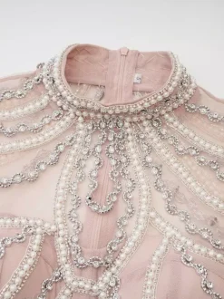 Robe de soirée longue rose à col montant manches longues perlées et manches évasées superposées style chic semi-formel