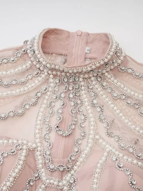 Robe de soirée longue rose à col montant manches longues perlées et manches évasées superposées style chic semi-formel