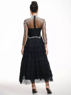 Robe de soirée longue rose à col montant manches longues perlées et manches évasées superposées style chic semi-formel
