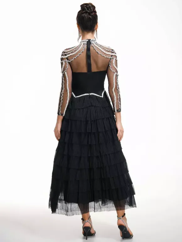 Robe de soirée longue rose à col montant manches longues perlées et manches évasées superposées style chic semi-formel