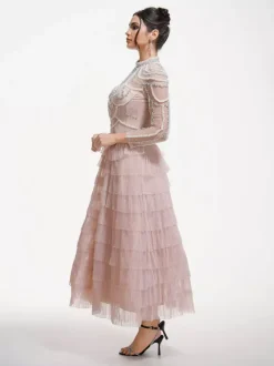 Robe de soirée longue rose à col montant manches longues perlées et manches évasées superposées style chic semi-formel