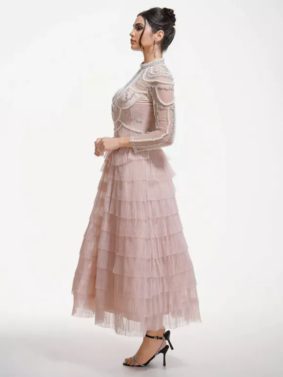 Robe de soirée longue rose à col montant manches longues perlées et manches évasées superposées style chic semi-formel