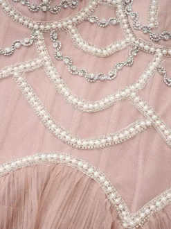 Robe de soirée longue rose à col montant manches longues perlées et manches évasées superposées style chic semi-formel