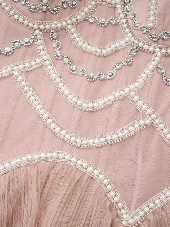Robe de soirée longue rose à col montant manches longues perlées et manches évasées superposées style chic semi-formel