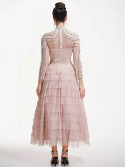 Robe de soirée longue rose à col montant manches longues perlées et manches évasées superposées style chic semi-formel