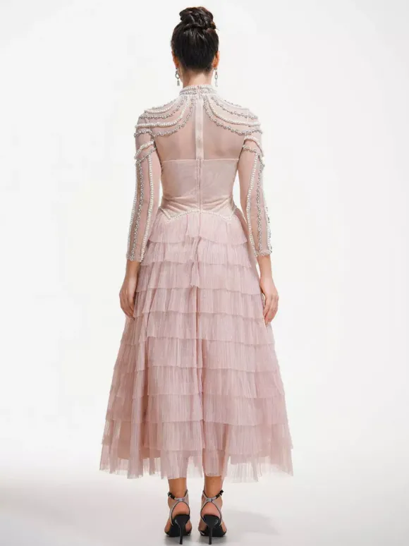 Robe de soirée longue rose à col montant manches longues perlées et manches évasées superposées style chic semi-formel