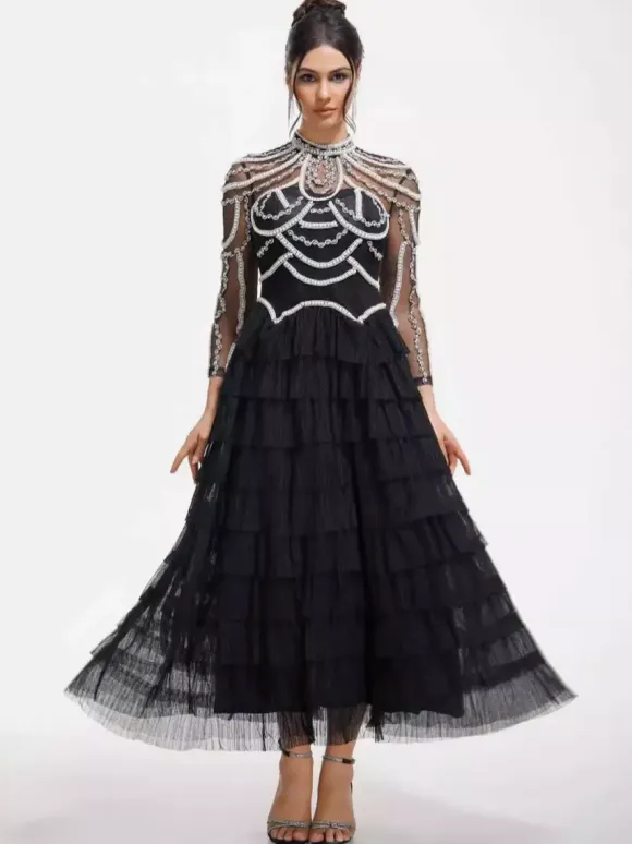 Robe de soirée longue rose à col montant manches longues perlées et manches évasées superposées style chic semi-formel
