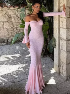 Robe de soirée longue rose à épaules dénudées en dentelle manches longues plissée chic et semi-formelle