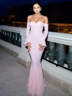 Robe de soirée longue rose à épaules dénudées en dentelle manches longues plissée chic et semi-formelle