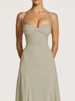 Robe de soirée maxi beige dos nu plissée sans manches style chic semi-formel