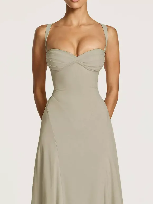 Robe de soirée maxi beige dos nu plissée sans manches style chic semi-formel
