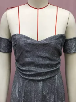 Robe de soirée maxi bleue éblouissante à sequins col en V sans manches épaules dénudées style chic semi-formel