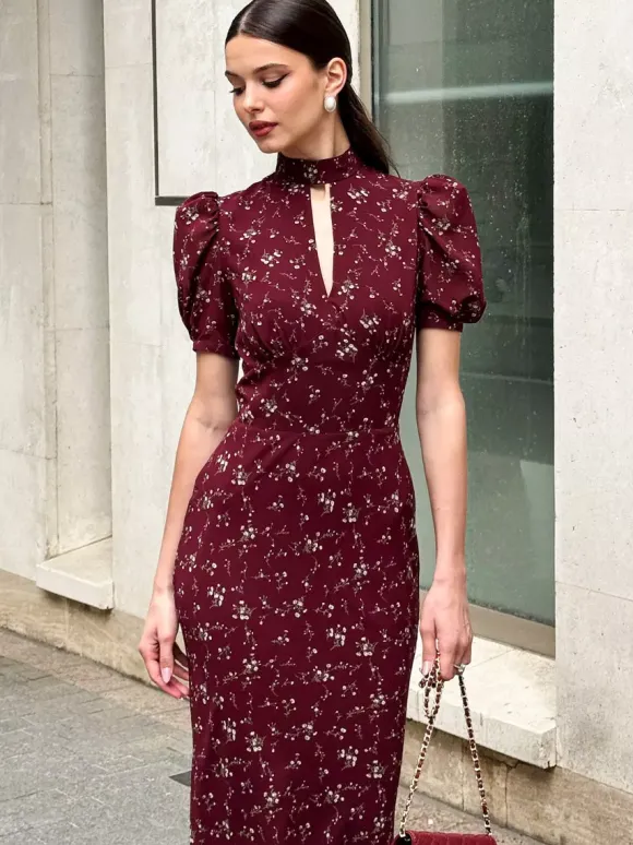 Robe de soirée maxi bordeaux à manches courtes bouffantes et col montant