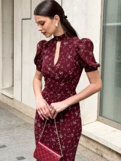 Robe de soirée maxi bordeaux à manches courtes bouffantes et col montant