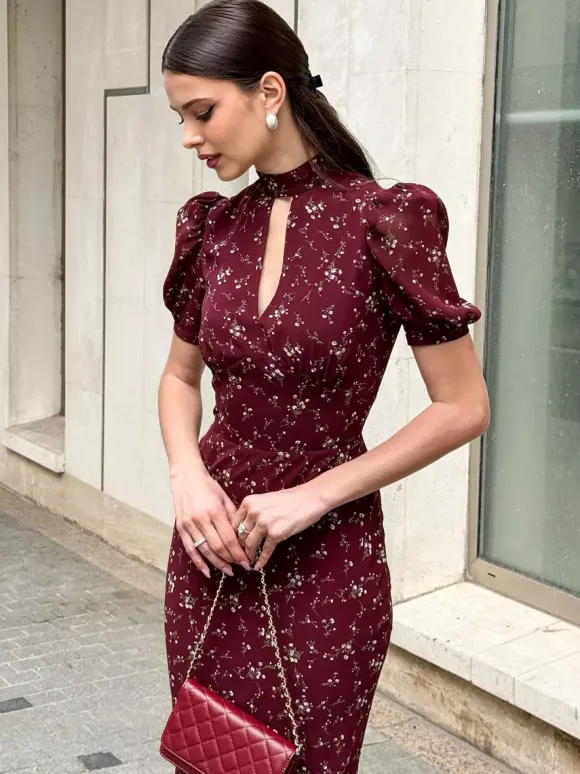 Robe de soirée maxi bordeaux à manches courtes bouffantes et col montant