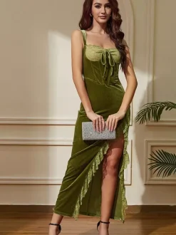 Robe de soirée maxi en velours vert à fines bretelles et col asymétrique sexy et semi-formelle.