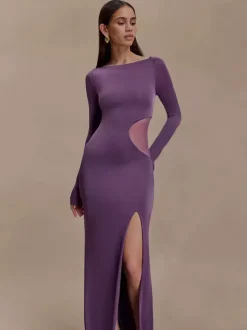 Robe de soirée maxi moulante à manches longues fente haute et découpes latérales en résille collection 2026