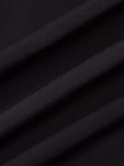 Robe de soirée maxi noire à bretelles décolleté sculptant élégante semi-formelle idéale pour l'été.
