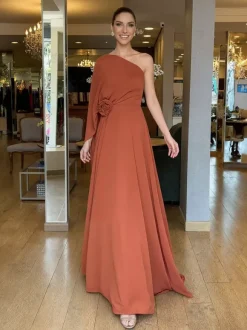 Robe de soirée maxi orange asymétrique sans manches style rétro semi-formel idéale pour l'été.