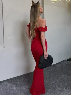 Robe de soirée maxi rouge à épaules dénudées et volants chic et semi-formelle idéale pour l'été.