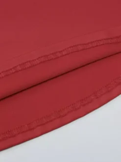 Robe de soirée maxi rouge à épaules dénudées et volants chic et semi-formelle idéale pour l'été.