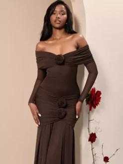Robe de soirée maxi rouge à épaules dénudées plissée manches longues élégante et semi-formelle