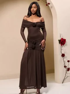 Robe de soirée maxi rouge à épaules dénudées plissée manches longues élégante et semi-formelle