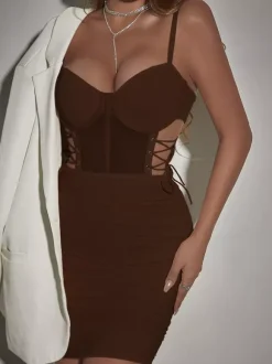 Robe de soirée noire à bretelles sans manches et décolleté gainant robe d'été