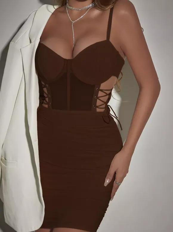 Robe de soirée noire à bretelles sans manches et décolleté gainant robe d'été