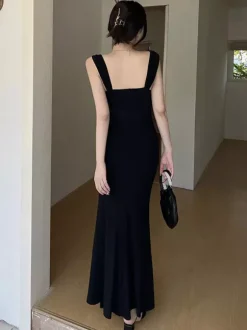 Robe de soirée noire sans manches à bretelles et col montant