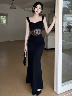 Robe de soirée noire sans manches à bretelles et col montant
