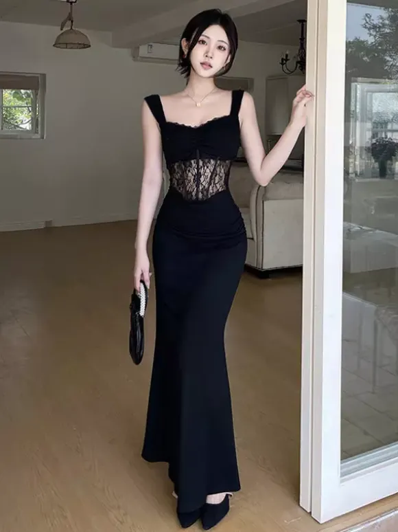 Robe de soirée noire sans manches à bretelles et col montant