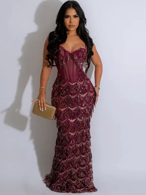 Robe de soirée rouge à bretelles col à sequins sans manches épaules dénudées chic et semi-formelle